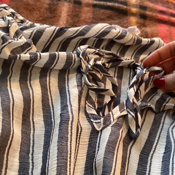 🥭 (4 for $15) OLIVIACEOUS Striped Off the Shoulder Blouse - Picture 7 of 7